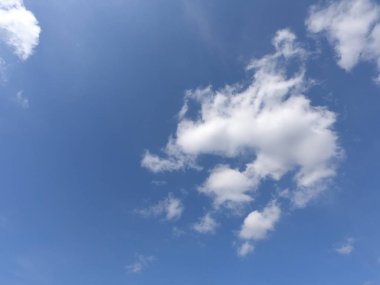 derin mavi gökyüzü ile bulut