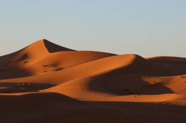 Erg Chebbi Çölünde kum tepeleri