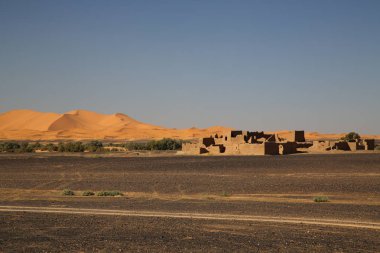 Merzouga yakınlarındaki Kara Çöldeki Berber Köyü.