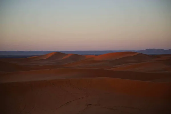 Ηλιοβασίλεμα Στους Αμμόλοφους Στην Έρημο Erg Chebbi — Φωτογραφία Αρχείου