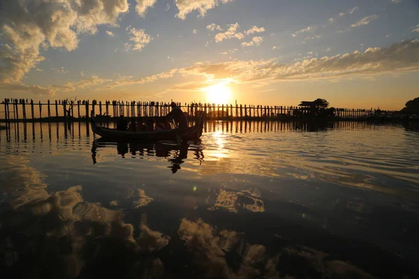 日落时美丽的U Bein木桥 — 图库照片