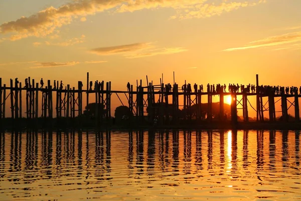 日落时美丽的U Bein木桥 — 图库照片