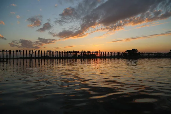 Die Schöne Holzbrücke Bein Bei Sonnenuntergang — Stockfoto