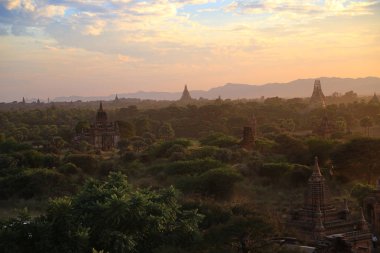 Bagan tapınaklarında günbatımı