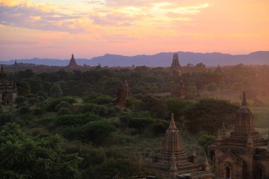 Bagan tapınaklarında günbatımı