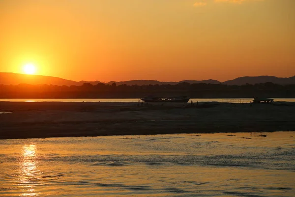 Den Smukke Irrawaddy River Ved Solnedgang - Stock-foto