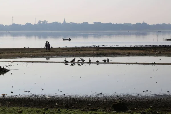 Der Friedliche Taungthaman See Bei Mandalay — Stockfoto