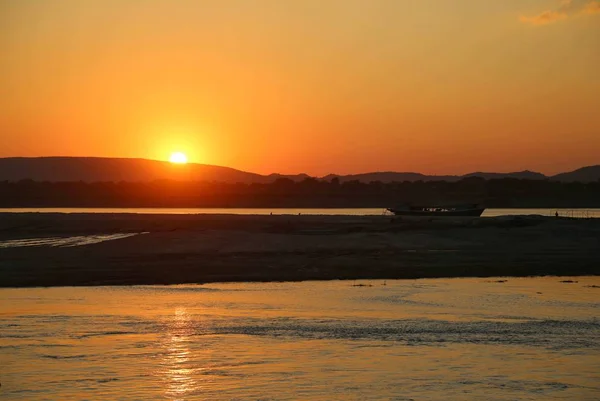 Krásná Řeka Irrawaddy Při Západu Slunce — Stock fotografie