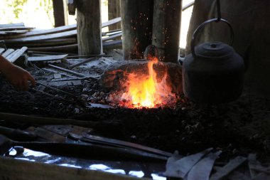 Usta elleri olan zanaatkarlar demiri geleneksel yöntemlerle işlerler.