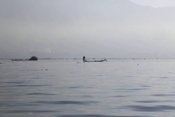 在缅甸因莱湖捕鱼的渔民 — 图库照片