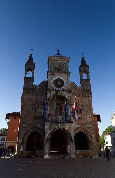 Itálie. Krásná fasáda radnice v Pordenone — Stock fotografie