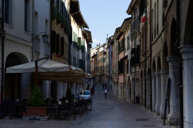 İtalya, Corso Vittorio 'nun Pordenone' daki görkemli binaları.