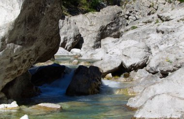 Zümrüt Havuzları, İtalya 'nın en güzel doğal havuzları arasındadır.