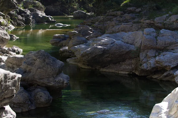 As piscinas esmeralda, entre as mais belas piscinas naturais da Itália — Fotografia de Stock