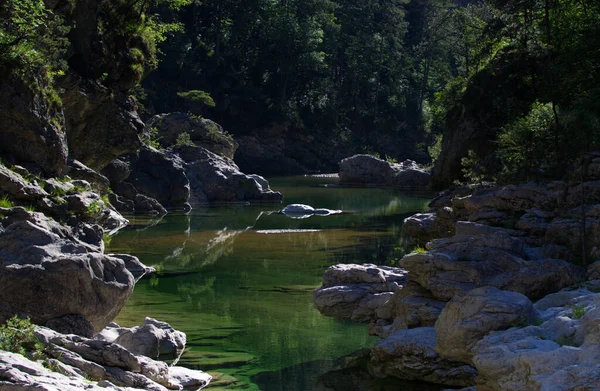 Изумрудные бассейны, одни из самых красивых природных бассейнов в Италии — стоковое фото