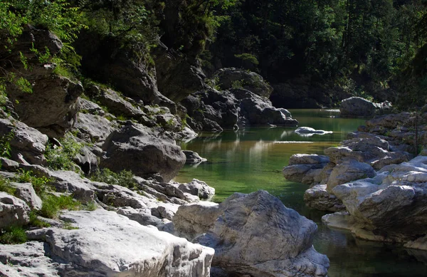 Zümrüt Havuzları, İtalya 'nın en güzel doğal havuzları arasındadır.