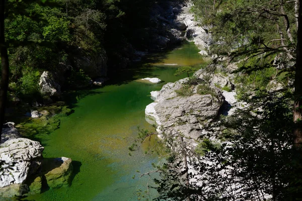 Смарагдовий басейн, один з найкрасивіших природних басейнів в Італії. — стокове фото