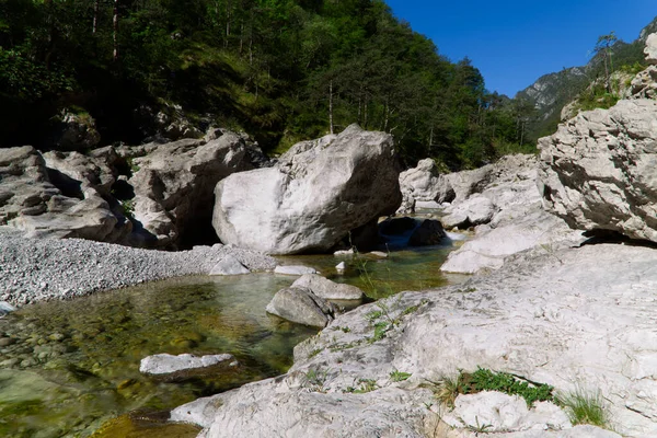 De Emerald Pools, een van de mooiste natuurlijke zwembaden in Italië — Stockfoto