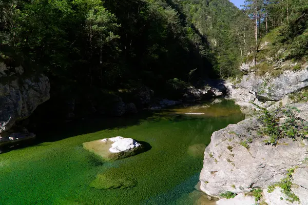 A Smaragd Medencék, Olaszország legszebb természeti medencéi között — Stock Fotó