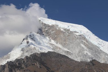 Peru 'daki Huascaran dağının güzel manzarası.