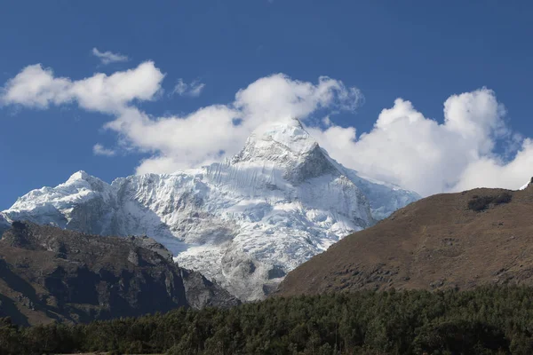 La hermosa vista de la montaña Huascaran en Perú — Foto de Stock
