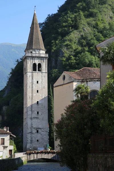 Italia, Vittorio Veneto, el campanario de la Catedral de Serravalle — Foto de Stock