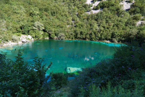 Емеральдські води озера Корніно в регіоні Корніно (Італія). — стокове фото