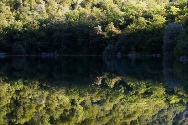 The emerald waters of Lake Cornino in the Cornino regional nature reserve, Italy — Stock Photo, Image