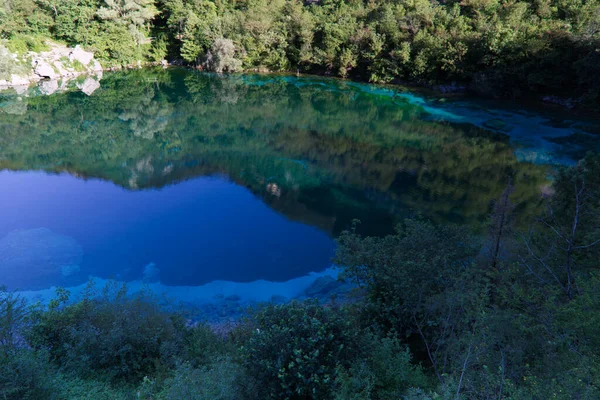 Cornino-järven smaragdivedet Corninon alueellisella luonnonsuojelualueella, Italia — kuvapankkivalokuva