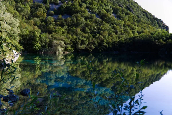 Le acque color smeraldo del Lago di Cornino nella riserva naturale regionale di Cornino — Foto Stock