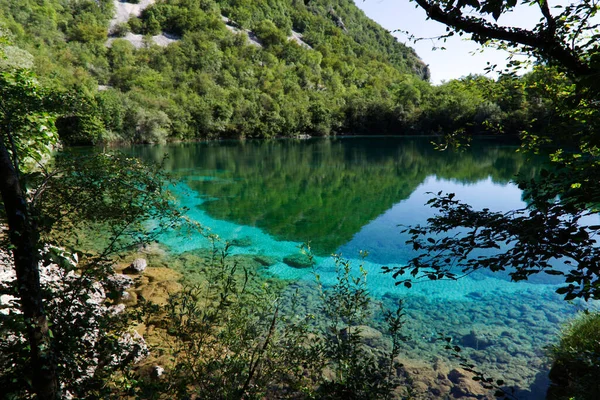 Le acque color smeraldo del Lago di Cornino nella riserva naturale regionale di Cornino — Foto Stock