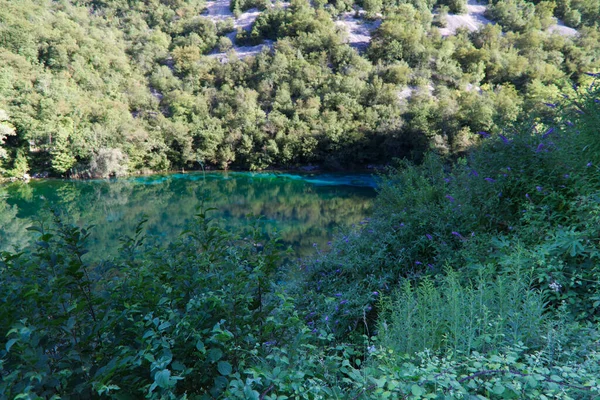 Le acque color smeraldo del Lago di Cornino nella riserva naturale regionale di Cornino — Foto Stock