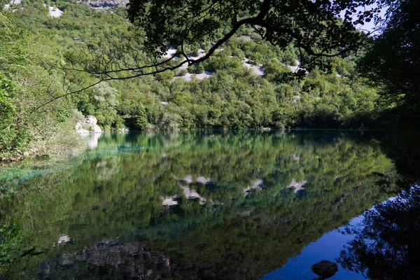 Le acque color smeraldo del Lago di Cornino nella riserva naturale regionale di Cornino — Foto Stock