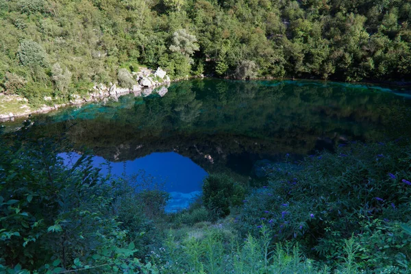 Le acque color smeraldo del Lago di Cornino nella riserva naturale regionale di Cornino — Foto Stock