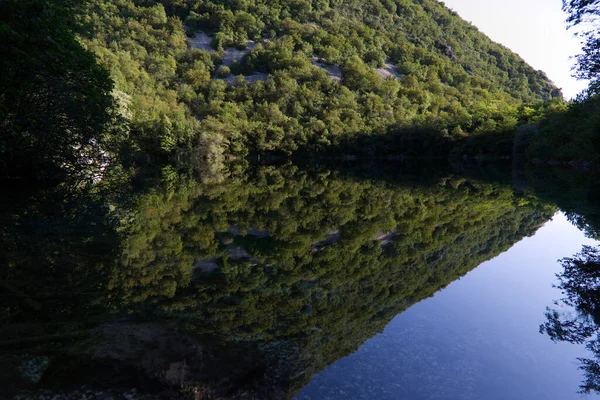 Le acque color smeraldo del Lago di Cornino nella riserva naturale regionale di Cornino — Foto Stock