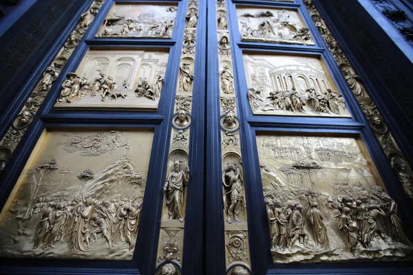 피렌체의 산 조반니 바티스타 세례 당의 문 — 스톡 사진