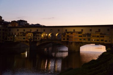 Floransa 'daki güzel Ponte Vecchio' da gün batımı