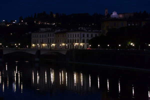 Nattlys på Arno i Firenze – stockfoto