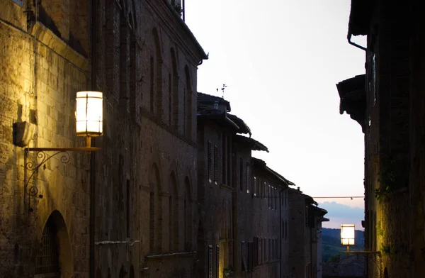 Los callejones por la noche en la ciudad medieval de San Gimignano — Foto de Stock