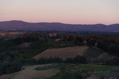 Toskana manzarasında akşam ışıkları, San Gimignano şehrinden manzara