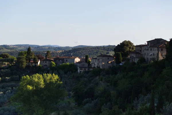 Luces nocturnas sobre el paisaje toscano, vista desde la ciudad de San Gimignano — Foto de Stock