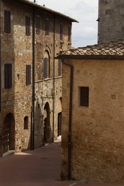 I vicoli di San Gimignano città medievale in Toscana — Foto Stock