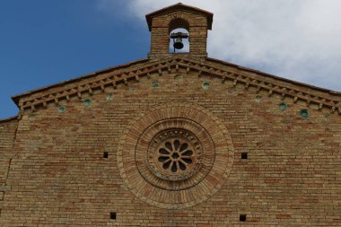 San Gimignano 'daki antik San Jacopo Kilisesi' nin cephesi