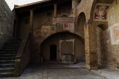 San Gimignano belediye binasının avlusunda.