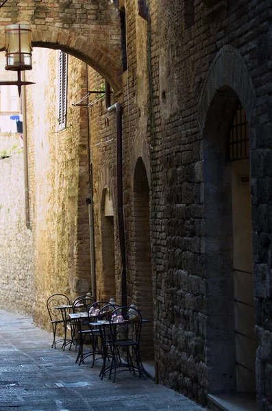 San Gimignano középkori városának sikátorai Toszkánában — Stock Fotó