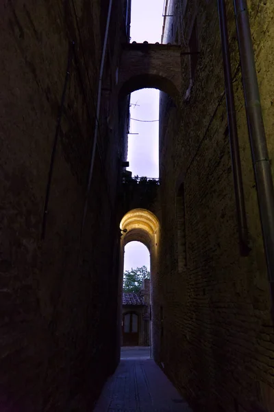 Die Gassen am Abend in der mittelalterlichen Stadt San Gimignano — Stockfoto