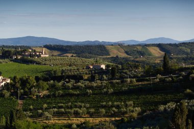 Toskana manzarasında akşam ışıkları, San Gimignano şehrinden manzara
