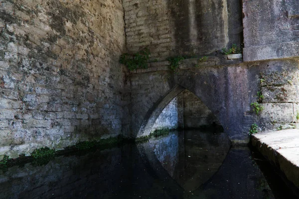 Mittelalterliche Quellen in der Stadt San Gimignano in der Toskana — Stockfoto