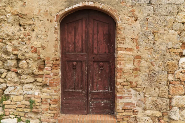 Ancient door of a house in the medieval center of San Gimignano — Stock Photo, Image