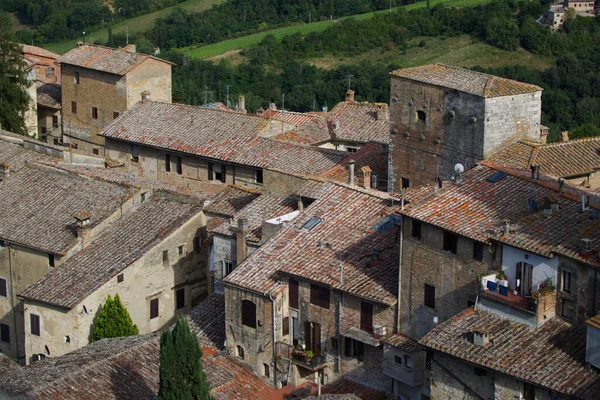 Uitzicht op de stad San Gimignano vanaf de top van een van de torens — Stockfoto